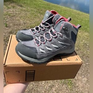 NWT Columbia Crestwood Mid Waterproof Hiking Boot in Sizes 8.5 and 10 Womans